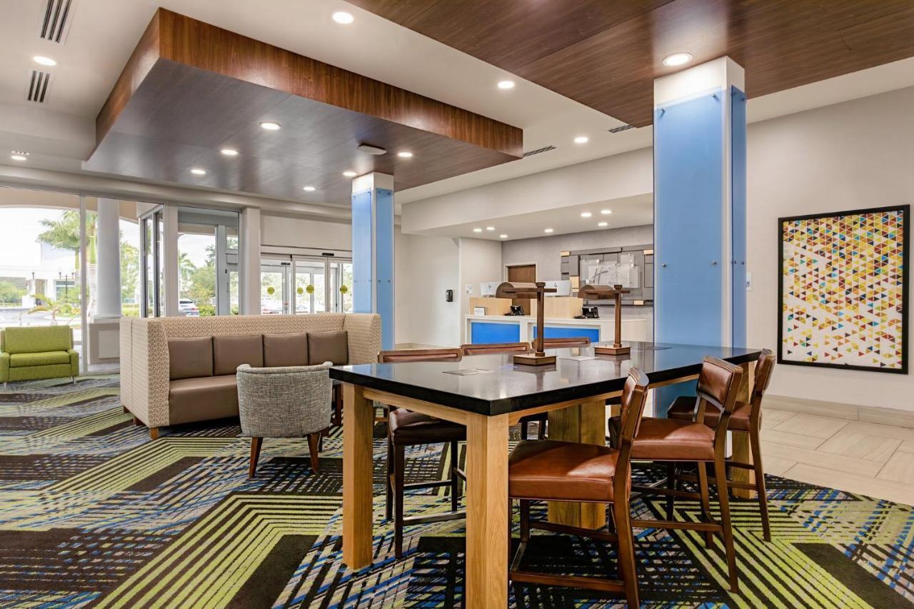 Holiday Inn Express & Suites - Miramar By Ihg Exterior photo