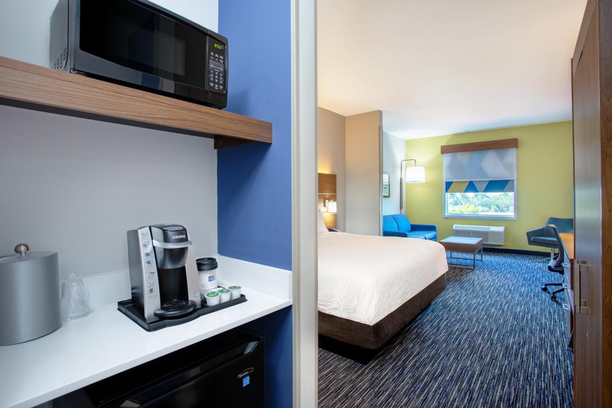 Holiday Inn Express & Suites - Miramar By Ihg Exterior photo