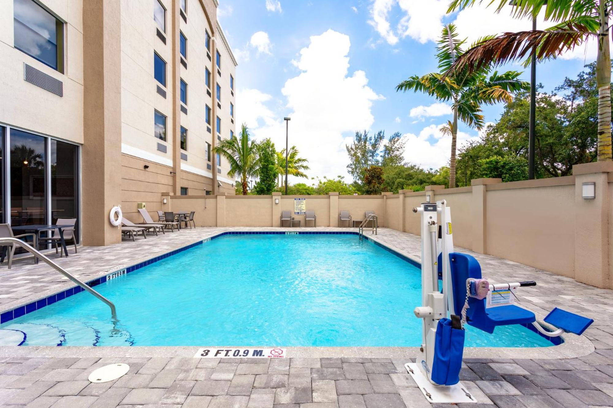 Holiday Inn Express & Suites - Miramar By Ihg Exterior photo